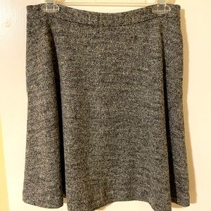 Gray (heather) Banana Republic skirt, sz 4 runs large. Swing shape and pockets!